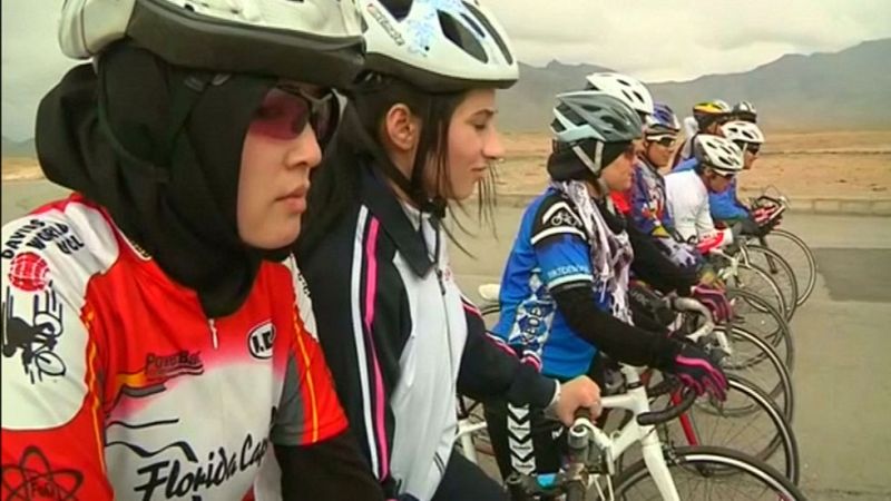 Mujeres afganas acortan las diferencias de género a golpe de pedal - Informativo 24h | Ver